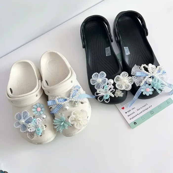 Ensemble de breloques pour chaussures avec fleurs bleues et blanches