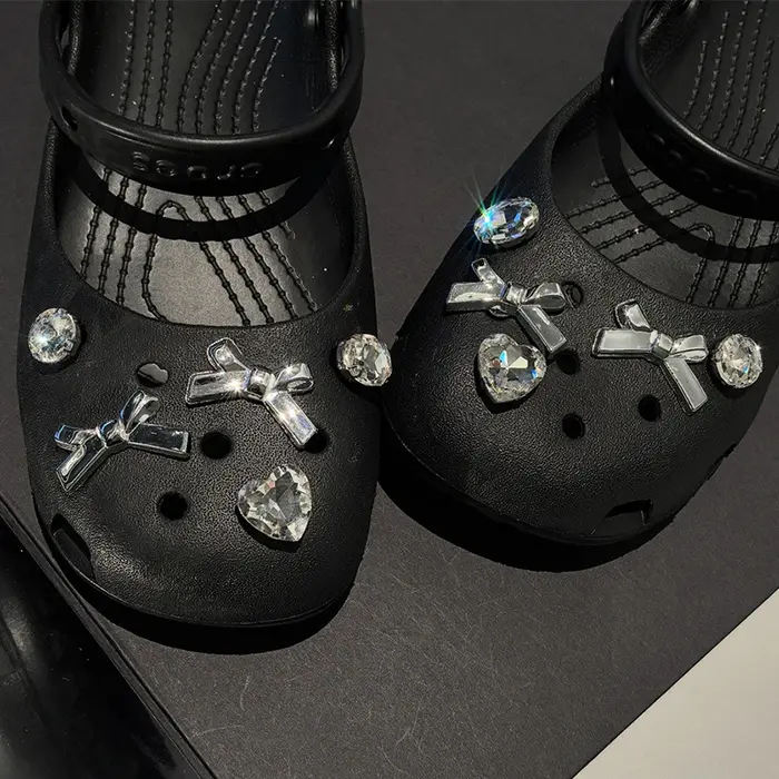 Décorations de chaussures en chaîne de perles et nœuds papillon mignons