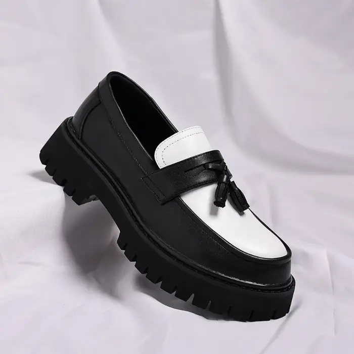 Mocassins plateforme bicolores noir et blanc pour hommes avec pompons