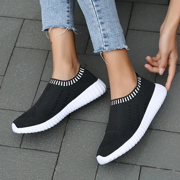 Baskets décontractées noires en maille respirante pour femmes, chaussures de marche basses à enfiler, légères et souples, type chaussettes
