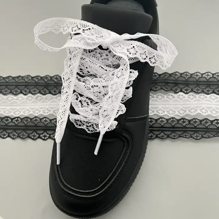 1 paire de lacets de chaussures noirs et blancs