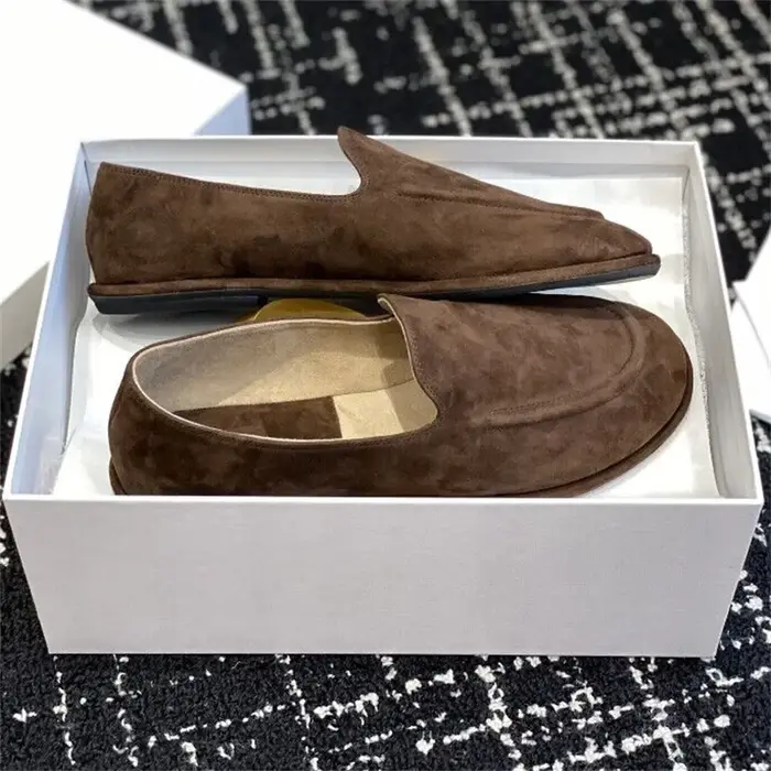 Les nouvelles chaussures Lefu sont fabriquées en cuir souple et présentent une silhouette ajustée avec une doublure