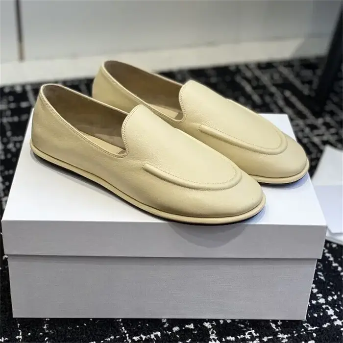 Les nouvelles chaussures Lefu sont fabriquées en cuir souple et présentent une silhouette ajustée avec une doublure