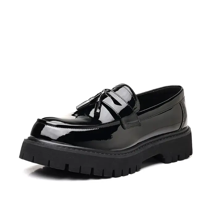 Mocassins plateforme bicolores noir et blanc pour hommes avec pompons