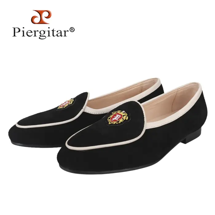 Chaussures de smoking Piergitar style classique en daim noir à enfiler avec badge en soie indienne fait main