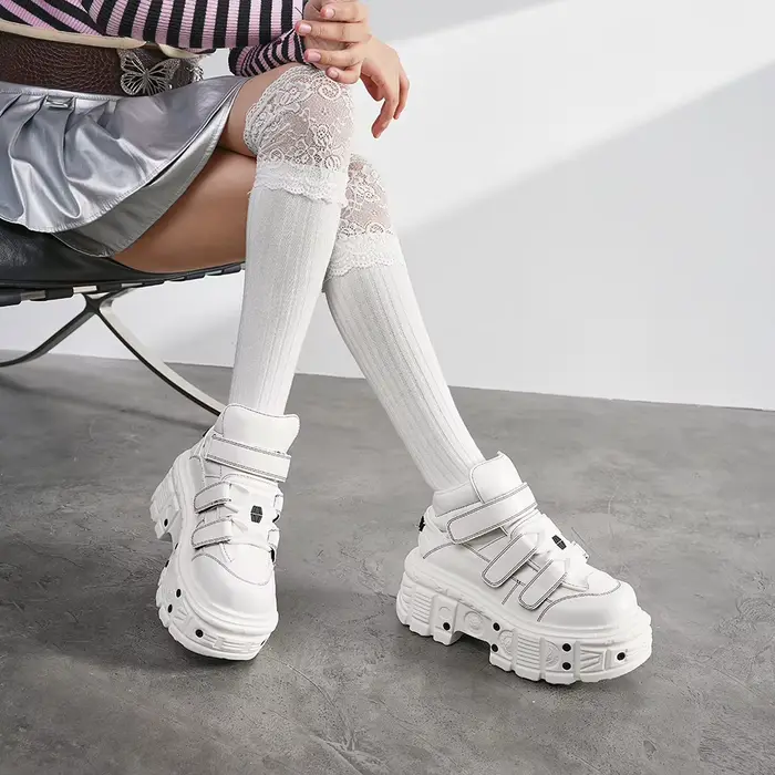 Gothique cheville Rock bottes 2026 nouveau Style Punk femmes chaussures à lacets blanc plate-forme chaussures femme métal décor femme baskets
