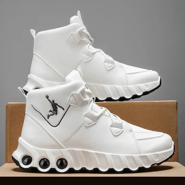 Une paire de chaussures de basket mi-hautes simples et élégantes. Épaissi