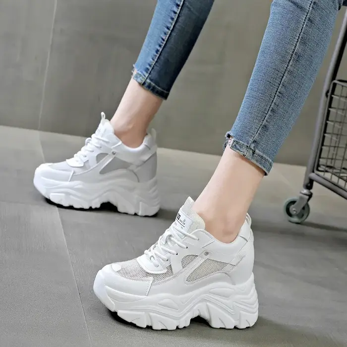 Baskets compensées blanches à lacets pour femme
