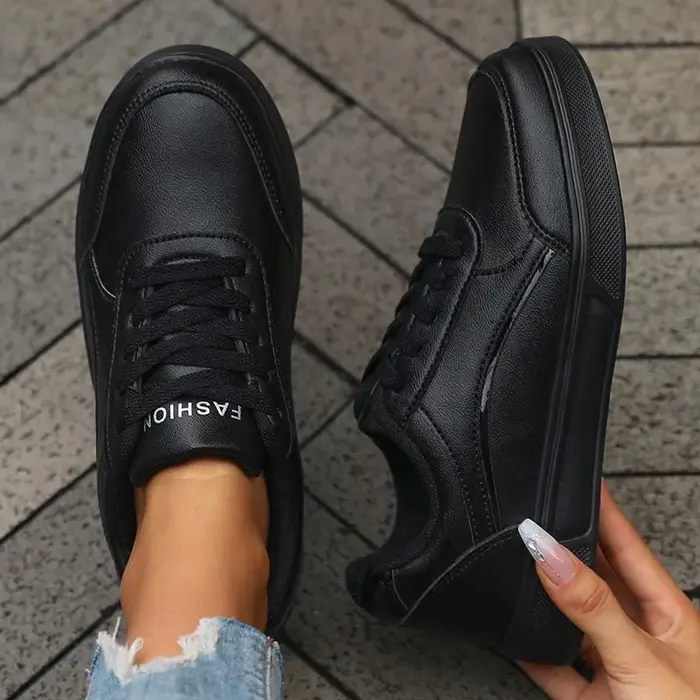 Baskets noires tendance pour femme 2026 – Design élégant à coupe basse, confortables à lacets, polyvalentes, chaussures décontractées, mode actuelle
