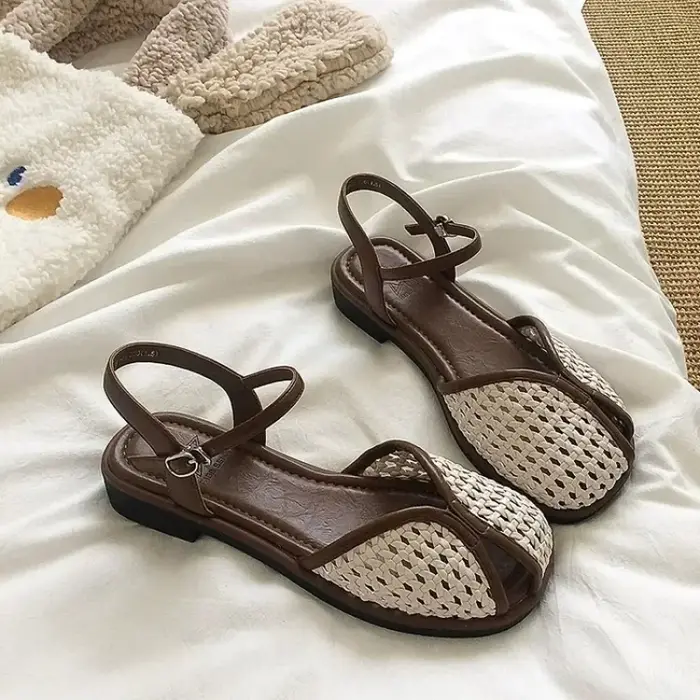 Sandales tressées fermées pour femmes – Chaussures plates élégantes avec bride de cheville – Mules tendance pour l'été et les vacances à la plage