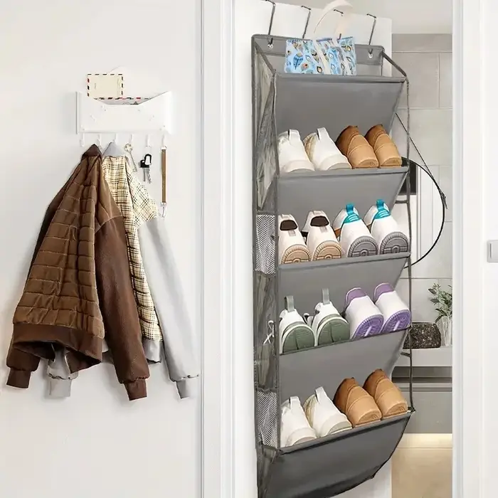 Organisateur de chaussures au-dessus de la porte