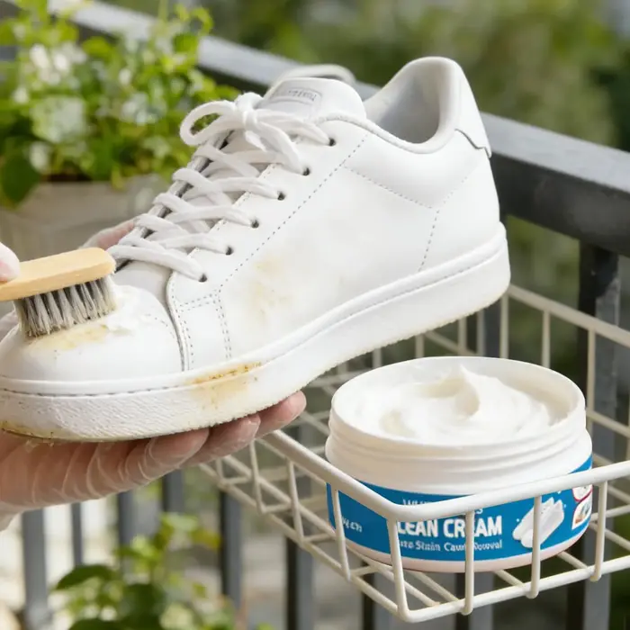 Crème nettoyante pour chaussures blanches avec éponge
