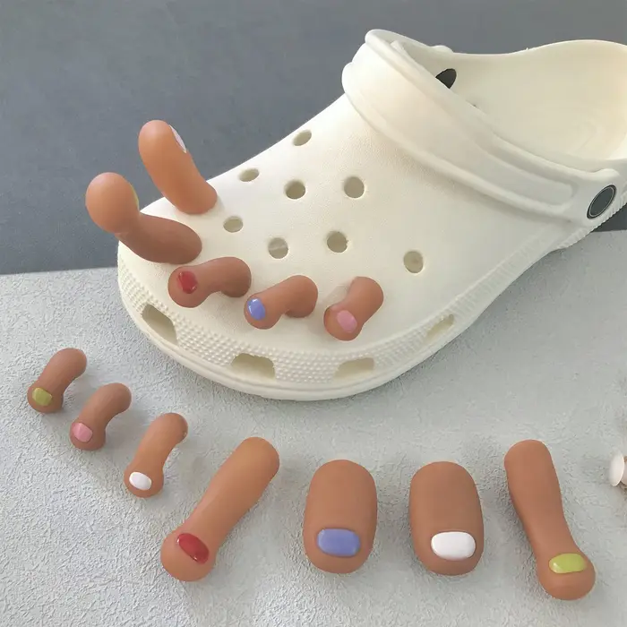 Breloques de chaussures à trous de pieds de dessin animé intéressants, décorations avancées en caoutchouc, chaussures à orteils créatives, boucle, bricolage, accessoires de chaussures à trous 3D