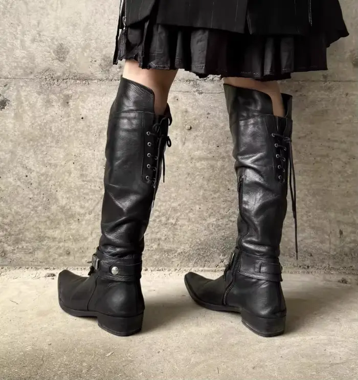 Bottes hautes Vintage à bout pointu avec boucle en métal noir