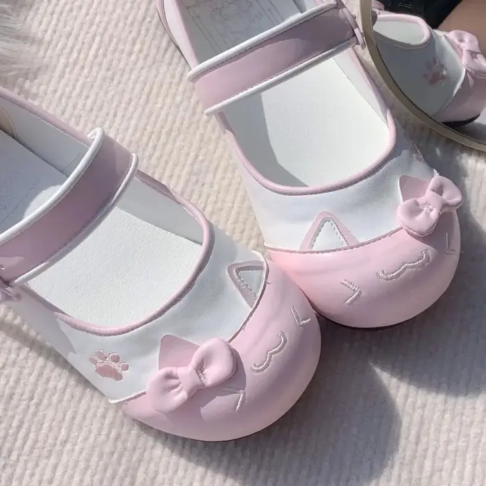 Nouvelles chaussures d'intérieur brodées à semelle en caoutchouc pour femmes