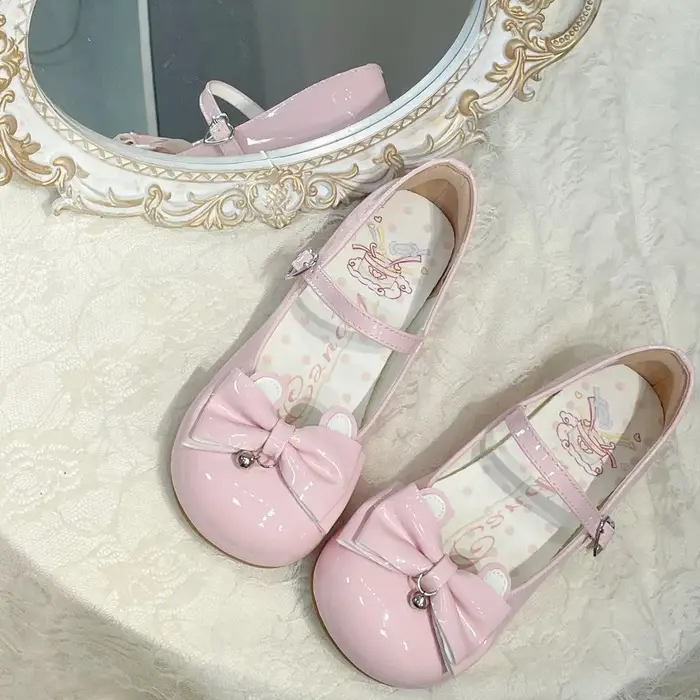 Nouvelles chaussures d'intérieur brodées à semelle en caoutchouc pour femmes