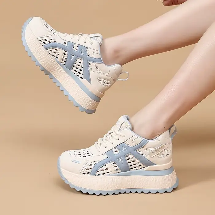 Baskets compensées en maille color block beige et bleu pour femme