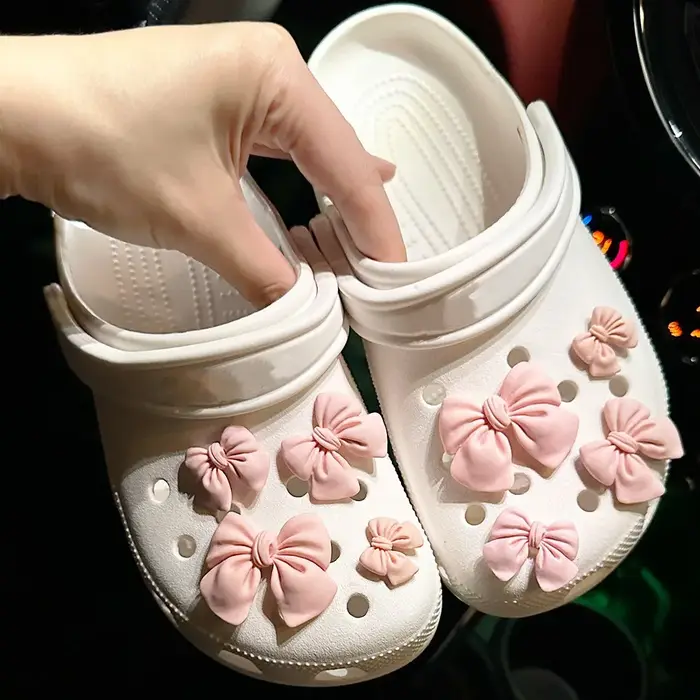Breloques de chaussures avec nœud papillon de dessin animé, décorations mignonnes en caoutchouc viol