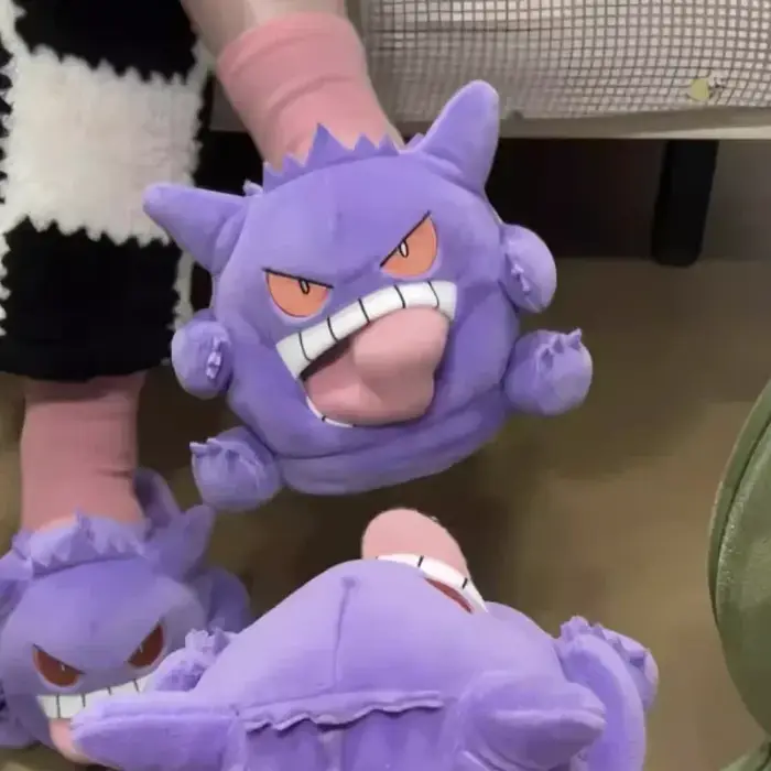 Pantoufles Poke Gengar avec design amusant de langue dégagée