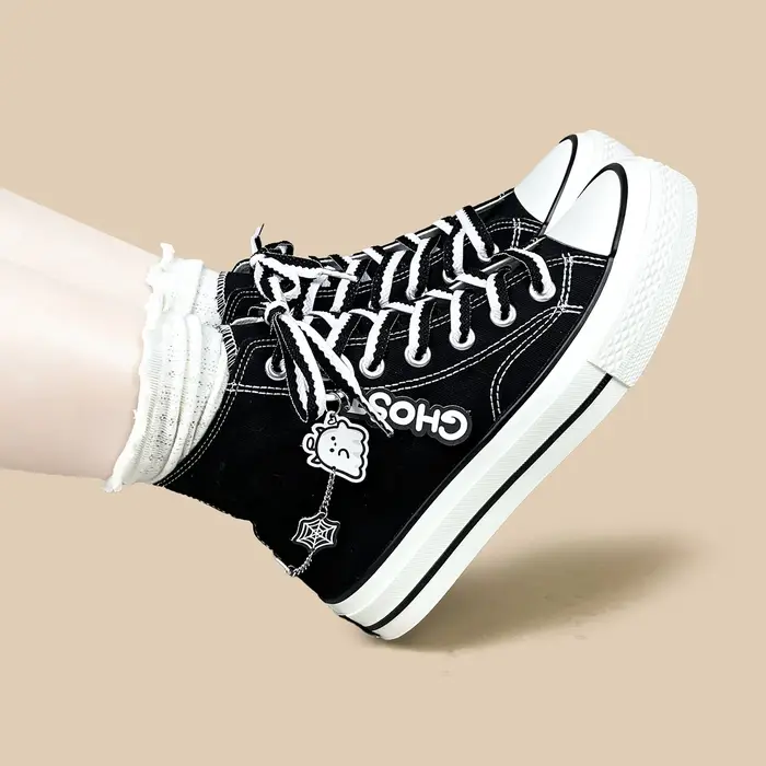 Amy and Michael Y2K Sweet Punk – baskets en toile à tige haute pour femmes, chaussures plates décontractées à lacets noires, chaussures à breloques mignonnes pour adolescentes