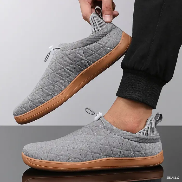 Chaussures de sport grises minimalistes avec semelles