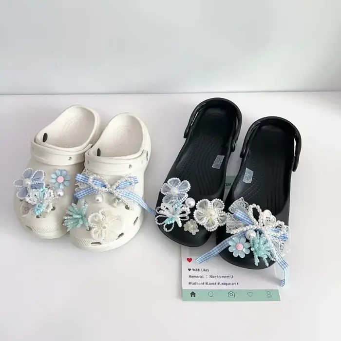 Ensemble de breloques pour chaussures avec fleurs bleues et blanches