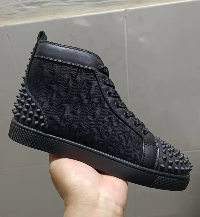 Nouvelles baskets montantes de luxe en cuir blanc pour hommes avec clous, strass et semelles rouges,