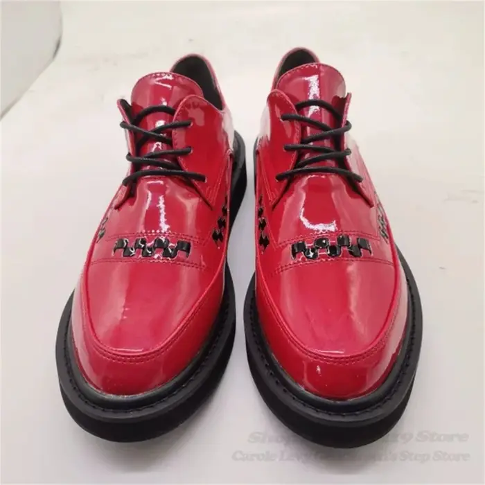 Chaussures unisexes à lacets en cuir verni rouge à bout pointu, motif léopard, talon épais, boucle et blocs de couleur.
