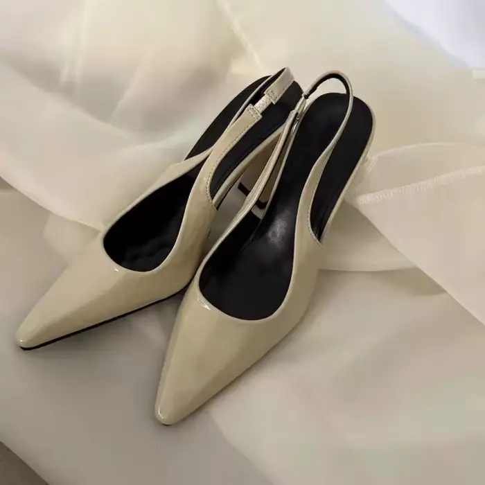 Sandales noires femmes été nouvelle mode femmes sandales escarpins pointus femmes chaussures bureau robe chaussures Sexy talon carré chaussures hautes