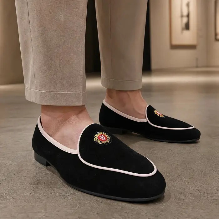 Chaussures de smoking Piergitar style classique en daim noir à enfiler avec badge en soie indienne fait main