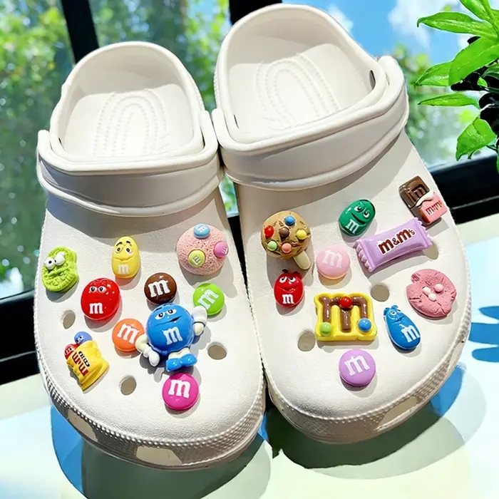 Nouvel ensemble complet de breloques DIY pour chaussures à trous, vente chaude, breloques mignonnes de dessins animés faites à la main, qualité designer, décoration pour chaussures de jardin, cadeau p