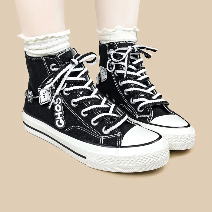 Amy and Michael Y2K Sweet Punk – baskets en toile à tige haute pour femmes, chaussures plates décontractées à lacets noires, chaussures à breloques mignonnes pour adolescentes