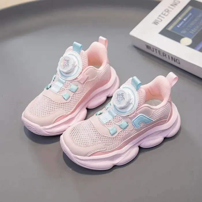 Chaussures de sport unisexes pour enfants 2026 Nouvelles baskets décontractées d'été à plateforme en maille pour tout-petits, semelle souple, légères et polyvalentes pour l'école et la course
