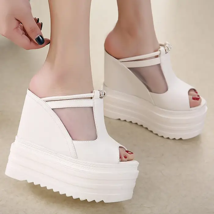 2025 diapositives compensées femmes sandales 14 cm Super chaussures à talons hauts dames semelles épaisses plate-forme Sexy maille bouche femme pantoufles d'été