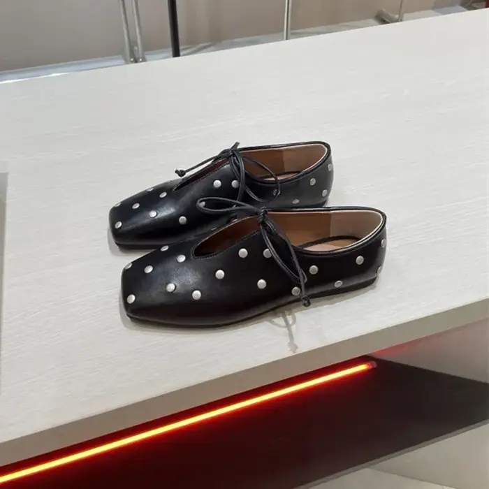 Ballerines en cuir souple à rivets pour femmes