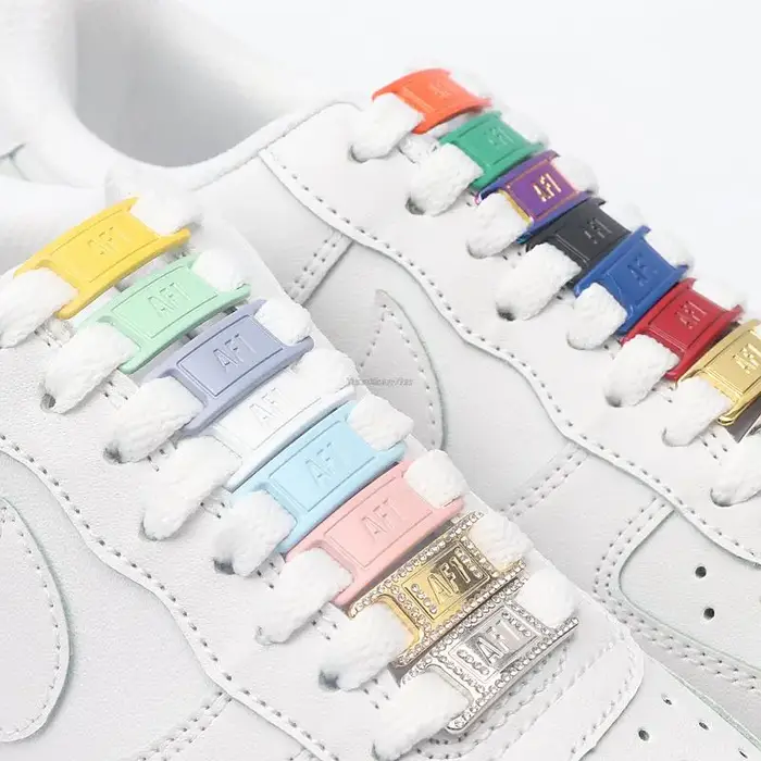 Lacets originaux blancs plats et accessoires de décoration pour chaussures
