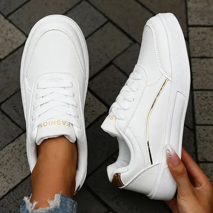 Baskets noires tendance pour femme 2026 – Design élégant à coupe basse, confortables à lacets, polyvalentes, chaussures décontractées, mode actuelle