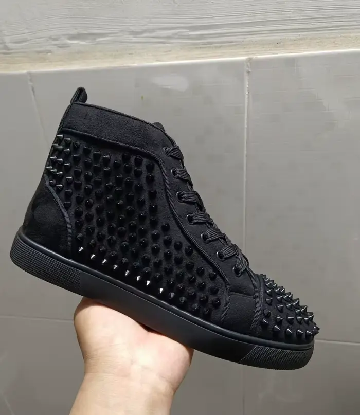 Nouvelles baskets montantes de luxe en cuir blanc pour hommes avec clous, strass et semelles rouges,