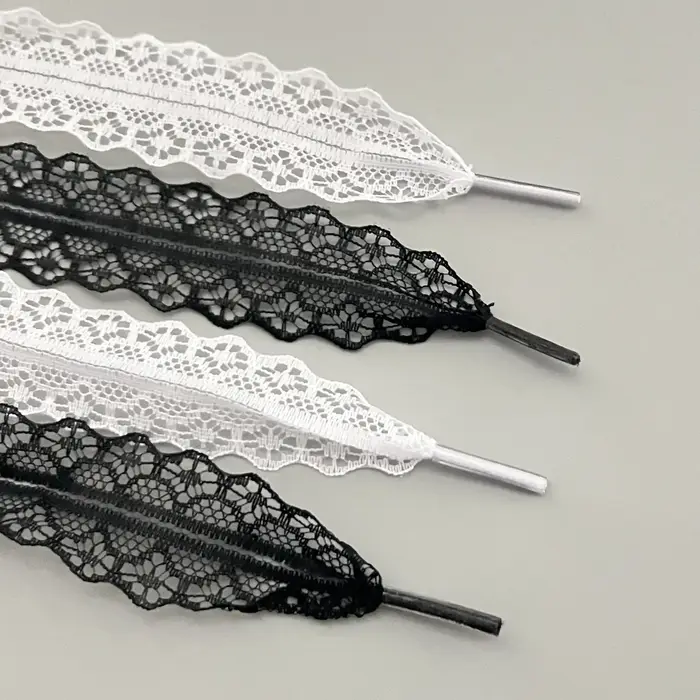 1 paire de lacets de chaussures noirs et blancs