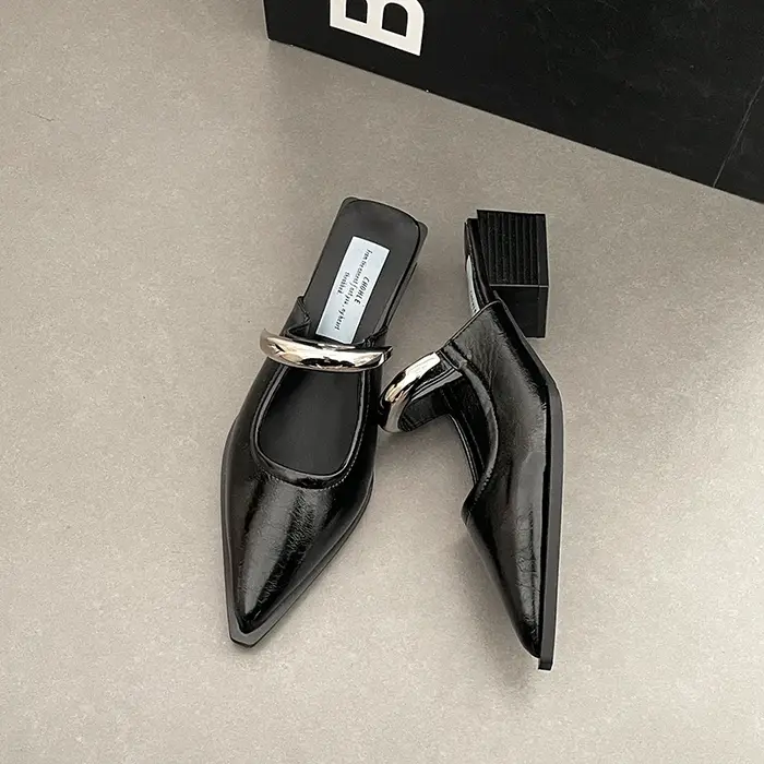 Mules d'été à bout couvert pour femmes, pantoufles à la mode, décoration en métal, chaussures coulissantes à talons épais, confortables, Style de rue