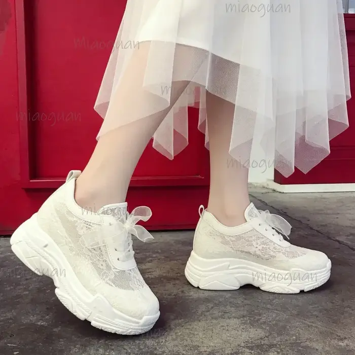 Baskets compensées blanches en dentelle pour femme – Chaussures d'été respirantes en maille