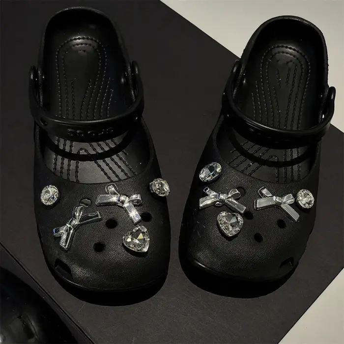 Décorations de chaussures en chaîne de perles et nœuds papillon mignons