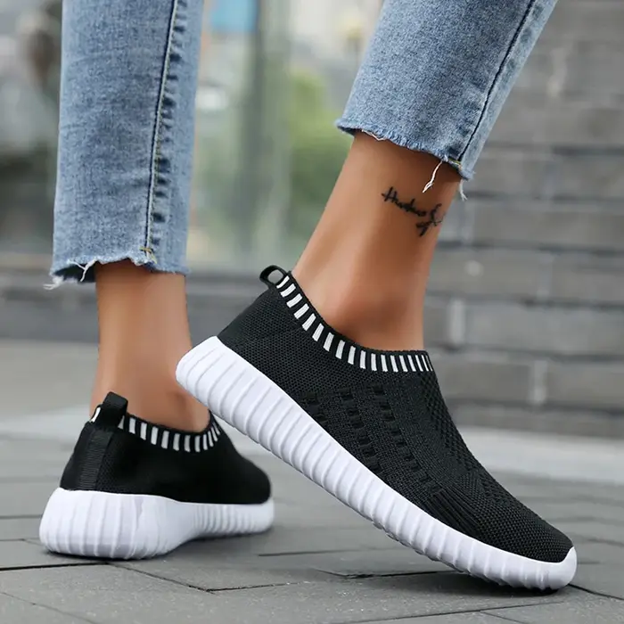 Baskets décontractées noires en maille respirante pour femmes, chaussures de marche basses à enfiler, légères et souples, type chaussettes