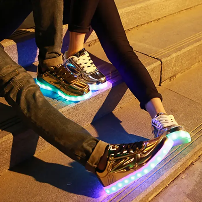Hommes chaussures lumière scintillante Led femmes printemps mode Sport décontracté lampe fête or argent bottes lumineux danse appartements Sneaker
