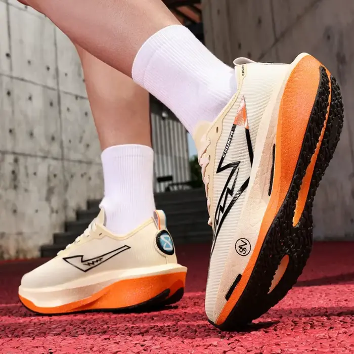 Chaussures de course spécialisées planche de carbone Marathon hommes sport respirant léger femmes confortables baskets athlétiques
