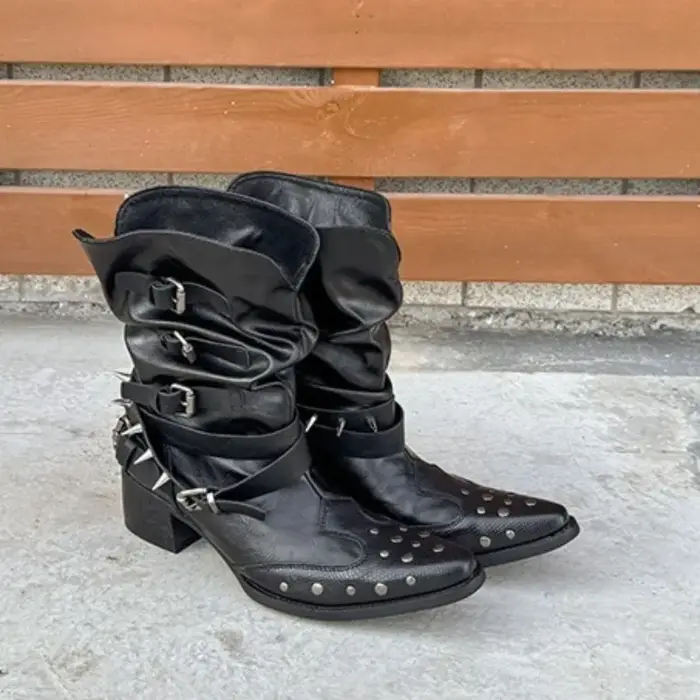 Bottes simples à talon bloc avec boucle en métal cloutée