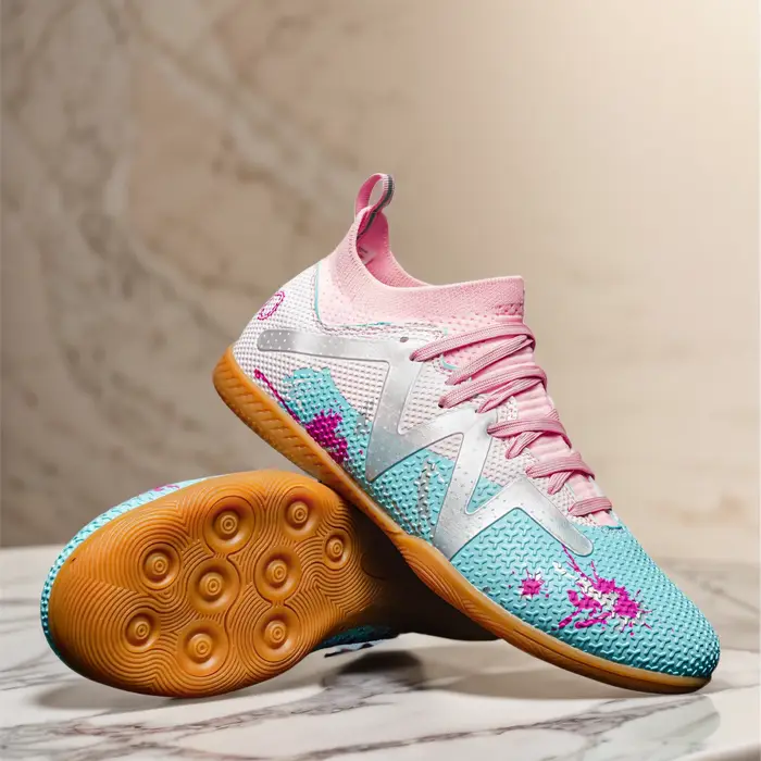 Chaussures de football en salle à tige haute pour l'entraînement en cinq, adaptées aux hommes et aux femmes, avec une conception antidérapante.