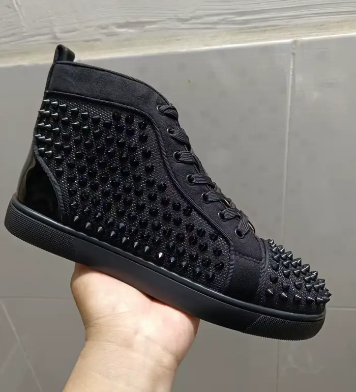 Nouvelles baskets montantes de luxe en cuir blanc pour hommes avec clous, strass et semelles rouges,