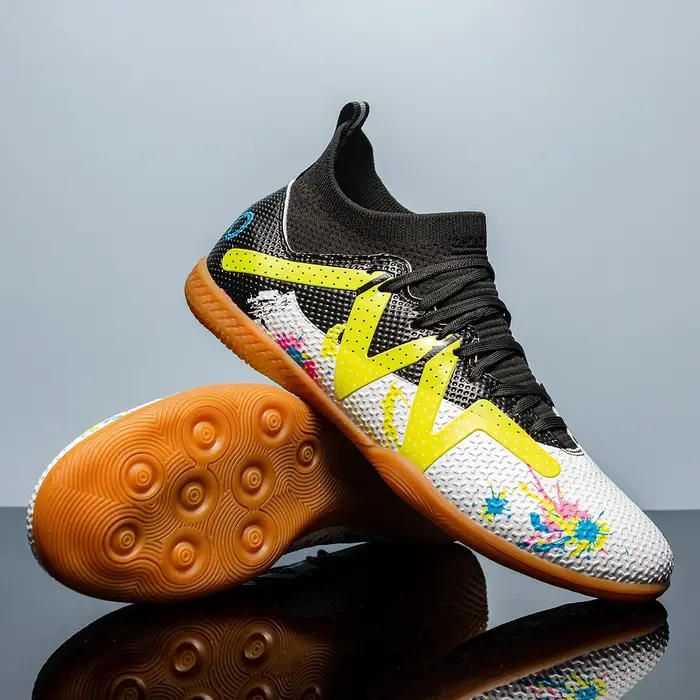 Chaussures de football en salle à tige haute pour l'entraînement en cinq, adaptées aux hommes et aux femmes, avec une conception antidérapante.