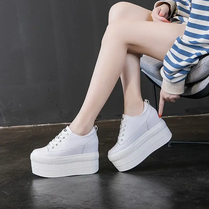 Baskets de luxe blanches de styliste sur plateforme